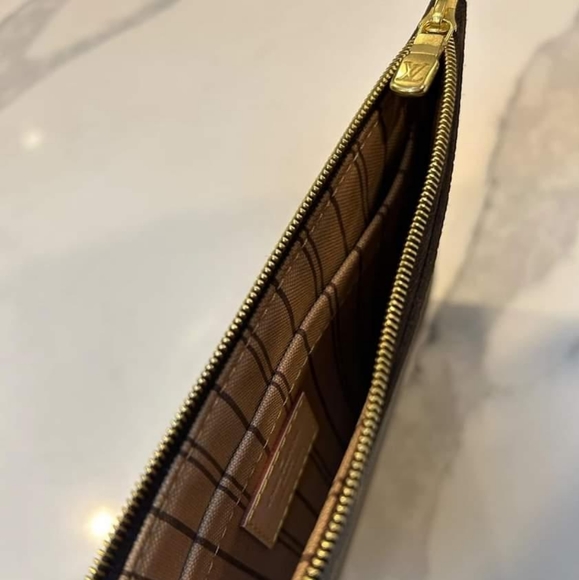 LOUIS VUITTON MONOGRAM NEVERFULL MM POCHETTE - Picture 8 of 9